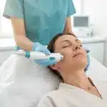 Altın iğne uygulaması yapılan hastanın yanak bölgesine radyofrekans mikroiğne başlığının uygulanması